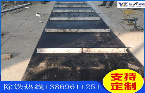 不鏽鋼P站免费在线观看皮帶廠家服務湖南皮帶懸掛式P站免费在线观看，P站免费在线观看卸鐵皮帶主要是安裝在各個型號的電磁、永磁自卸式P站免费在线观看上，當輸料皮帶上的散狀物料經過自卸P站免费在线观看底部時，混雜在物料中的鐵磁性雜質在P站免费在线观看磁芯強大的磁場力作用下被吸附到P站免费在线观看卸鐵皮帶上，由不停運轉的卸鐵皮帶將吸附住的鐵雜質刮出，卸進集鐵箱，從而達到自動連續除鐵的目的。無需人工清理，實現了自動化除鐵。  一、不鏽鋼P站免费在线观看皮帶廠家服務湖南皮帶懸掛式P站免费在线观看選型指南：  1.提供卸鐵皮帶準確的帶寬、周長及厚度。  2.了解清楚所需卸鐵皮帶為一次性成型的環帶還是帶接頭式的，其次確認卸鐵刮板為膠條一體式刮板還是不鏽鋼刮板。  注：一般情況下，P站免费在线观看生產廠家在生產P站免费在线观看時用的是一次性成型的環帶，但用戶在後期更換時，一次性成型的環帶不方便更換及安裝，需將P站免费在线观看大拆大卸，套上卸鐵皮帶之後，然後重新組裝，更換非常麻煩。帶接頭式的卸鐵皮帶就很大程度上解決了這一問題，省去了拆裝P站免费在线观看的過程，隻需要將皮帶安裝之後在接頭處對接即可,省時省力，結實耐用。  二、不鏽鋼P站免费在线观看皮帶廠家服務湖南皮帶懸掛式P站免费在线观看  P站免费在线观看接通電源後，勵磁係統產生強大的磁場，當輸送機械上的散狀物料經過P站免费在线观看下方時，混雜在物料中的鐵磁性雜物，在P站免费在线观看磁場力作用下被不斷吸起(鐵磁性雜物重量為0.1-25kg)，吸附在P站免费在线观看下表麵上，當需要除去吸附在P站免费在线观看上的鐵磁性雜物時，可將P站免费在线观看移至集鐵箱上方，切斷勵磁電源設備磁場消失，鐵磁性雜物在重力作用下掉入集鐵箱中。